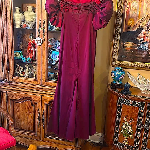 NWTStunningMaxiIssueNewYorkGownSpaghettiStrapsPuffedSleeves.Merlot.HeadTurnig.8 - Picture 10 of 17